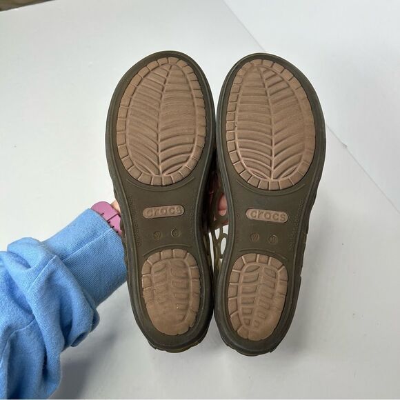 Crocs Brown Flats 8 Intricate circle Cut-Out Design - Picture 4 of 7